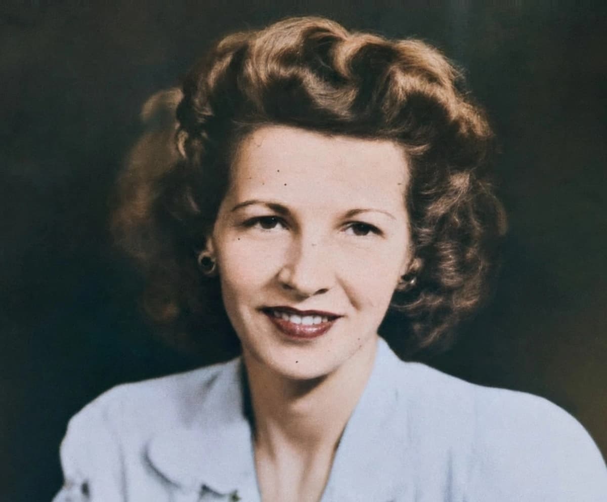 Photo of a woman restored and colorized with AI