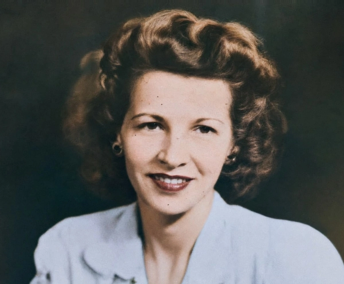 Photo of a woman restored and colorized with AI